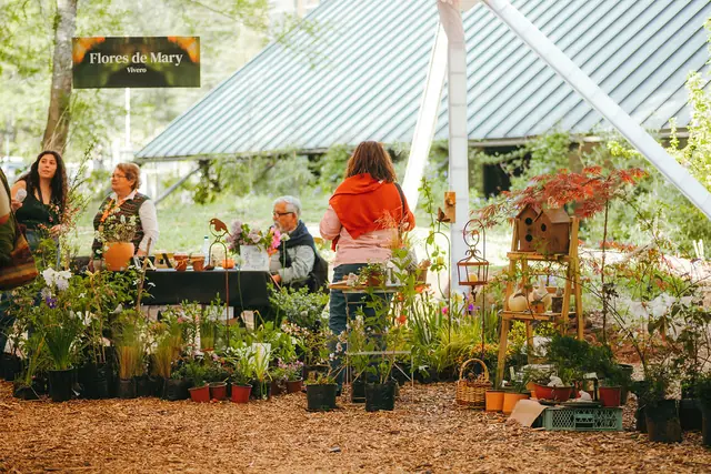 Stand de Flores de Mary con plantas y flores