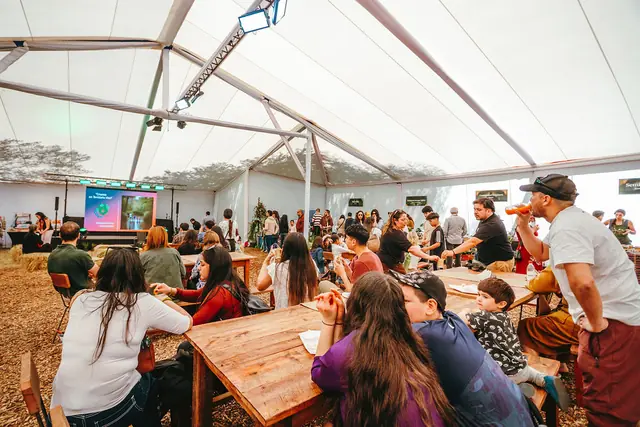 Público en las mesas de la carpa principal
