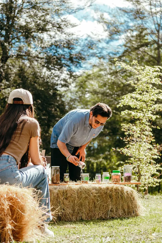 Actividad al aire libre con frascos sobre un fardo de paja