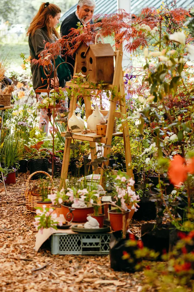Plantas y flores en el stand de un vivero