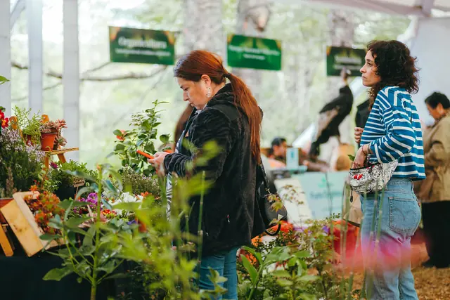 Visitantes recorren los stands de viveros